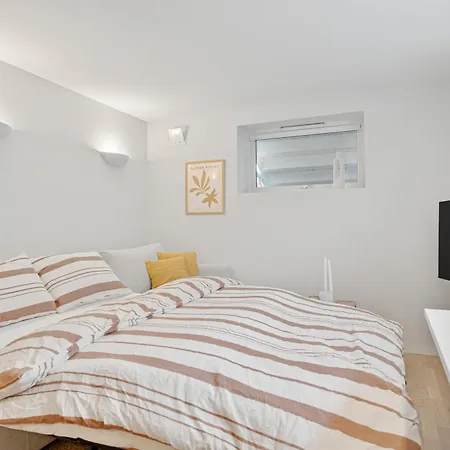 Modern With Wifi And New Furniture - Free Parking Appartement